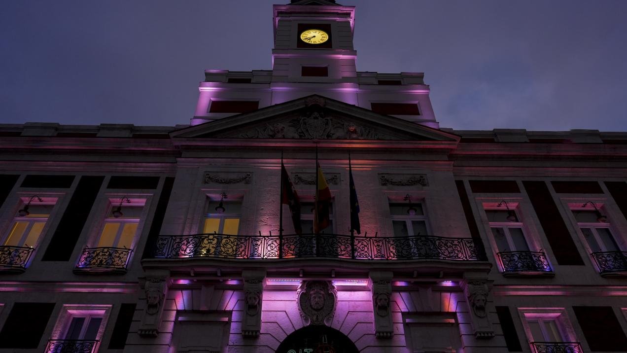 La Comunidad de Madrid ilumina de rosa la Real Casa de Correos por el Día Mundial contra el Cáncer de Mama