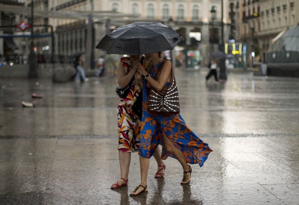 Dos mujeres con paraguas en Madrid