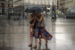 Dos mujeres con paraguas en Madrid