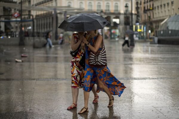 Dos mujeres con paraguas en Madrid