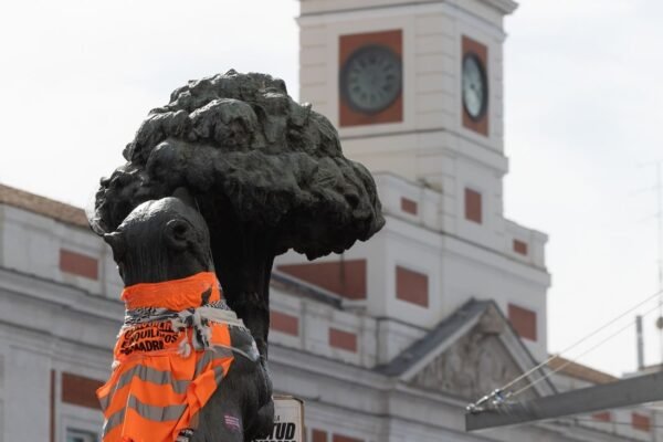 La estatua del Oso y el Madroño durante la acampada en la Puerta del Sol