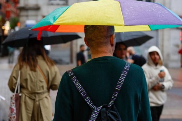 Madrid amanece bajo cielos muy nubosos y con lluvias débiles: así evolucionará el tiempo este miércoles
