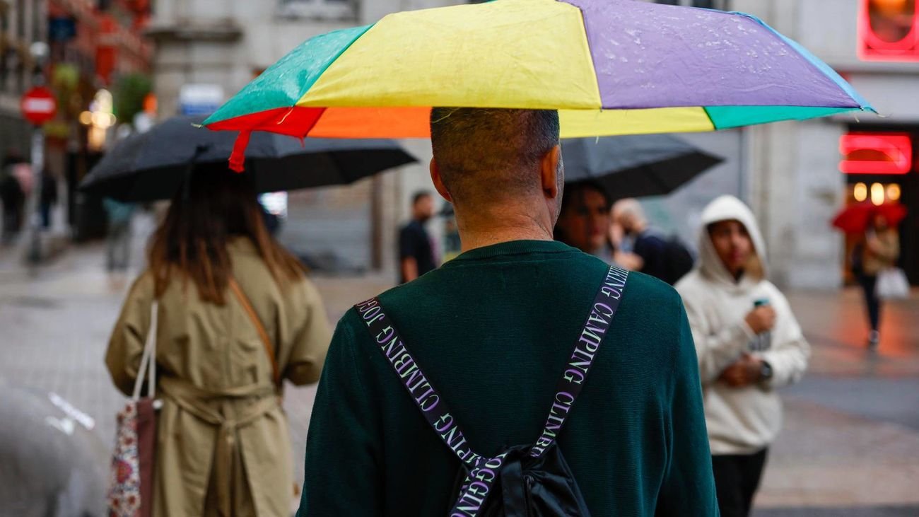 Madrid amanece bajo cielos muy nubosos y con lluvias débiles: así evolucionará el tiempo este miércoles