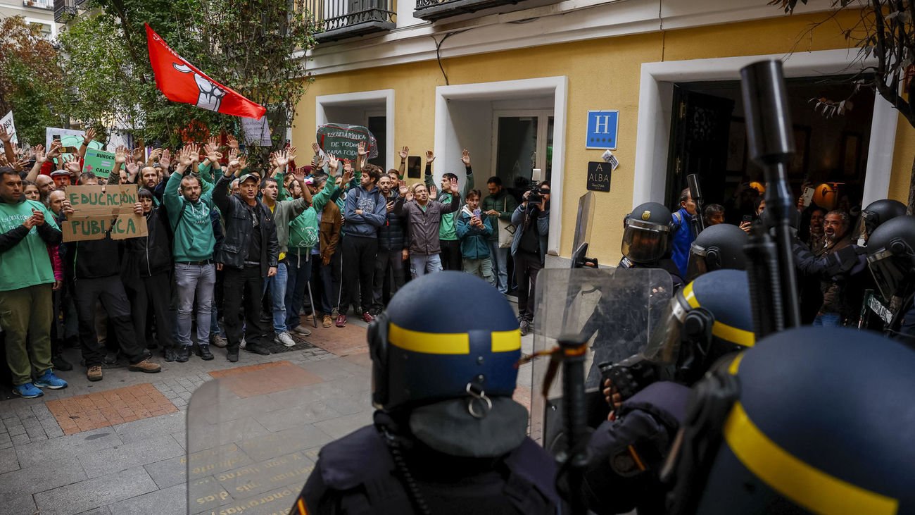 Agentes de la Policía Nacional ante los docentes que se han dirigido al Palacio de Santoña donde se encuentra la presidenta madrileña, Isabel Díaz Ayuso