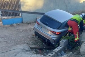 El coche atrapado en una zanja, en Coslada, tras tratar de huir de la Policía Local