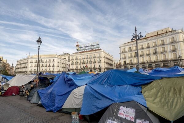 Madrid exige el desalojo inmediato de la acampada en la Puerta del Sol