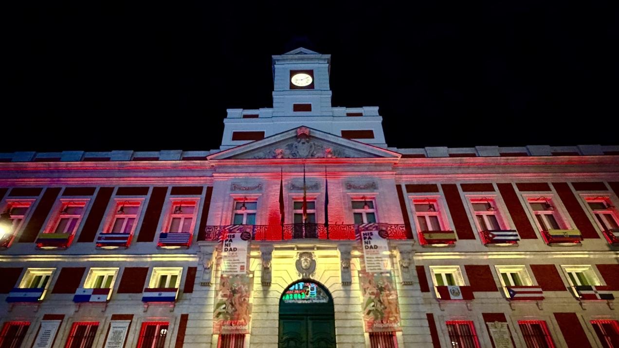 Madrid ilumina la Real Casa de Correos en honor al Día de la Fiesta Nacional