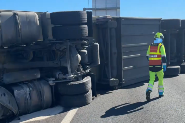 Madrid moviliza a servicios de emergencia tras volcar un camión en la M-50