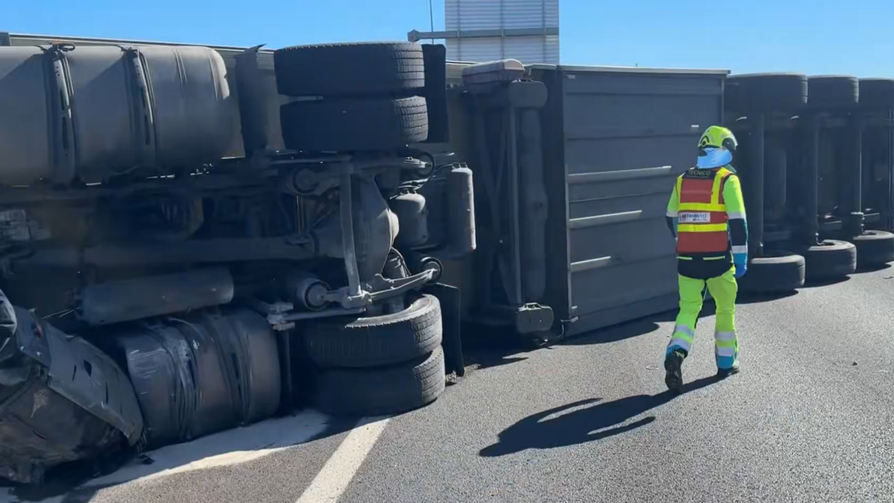 Madrid moviliza a servicios de emergencia tras volcar un camión en la M-50