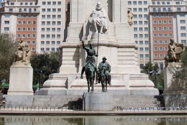 Madrid rinde tributo a Cervantes con la restauración de su emblemático monumento en Plaza España