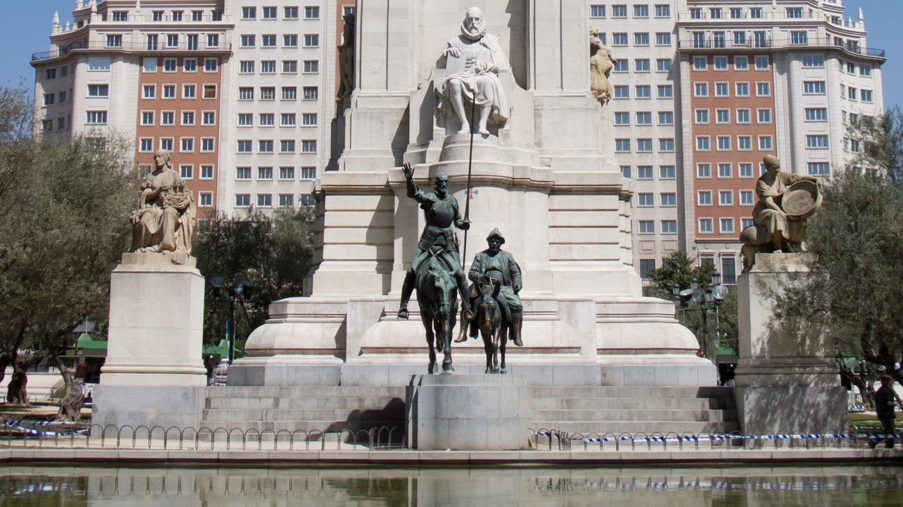 Madrid rinde tributo a Cervantes con la restauración de su emblemático monumento en Plaza España