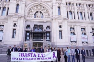 Madrid rinde tributo a la víctima de violencia de género en Carabanchel