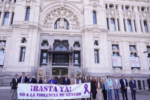 Madrid rinde tributo a la víctima de violencia de género en Carabanchel
