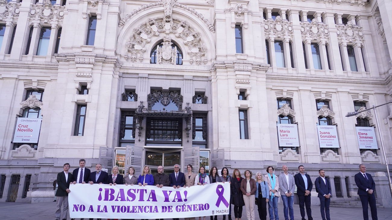Madrid rinde tributo a la víctima de violencia de género en Carabanchel