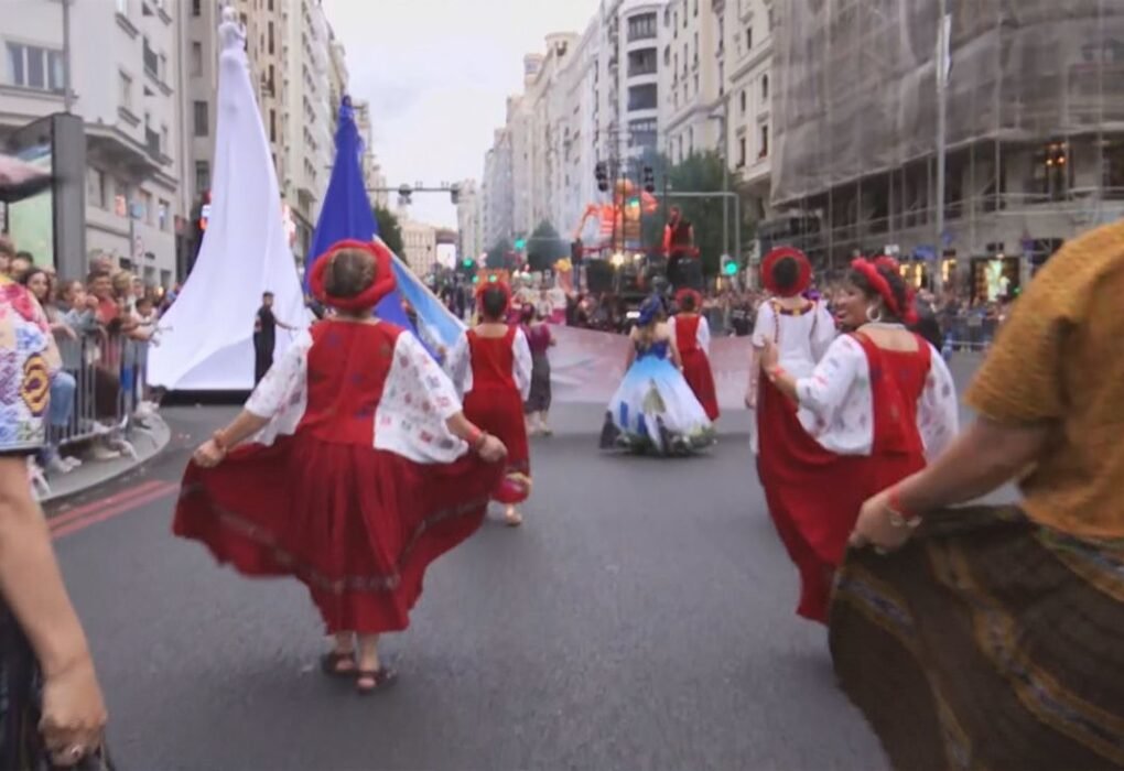 Madrid se llena de colores y tradiciones en la Cabalgata de la Hispanidad 2026
