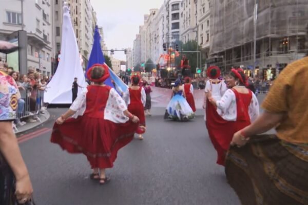 Madrid se llena de colores y tradiciones en la Cabalgata de la Hispanidad 2026