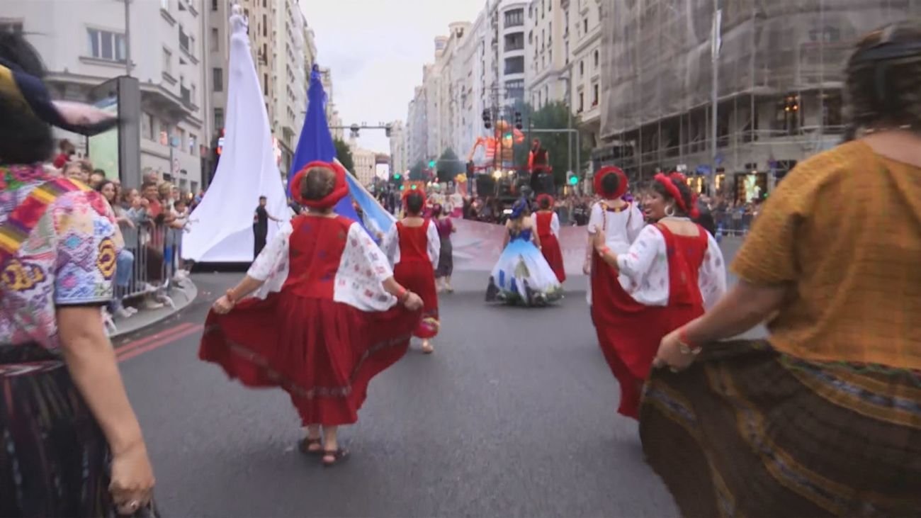 Madrid se llena de colores y tradiciones en la Cabalgata de la Hispanidad 2026