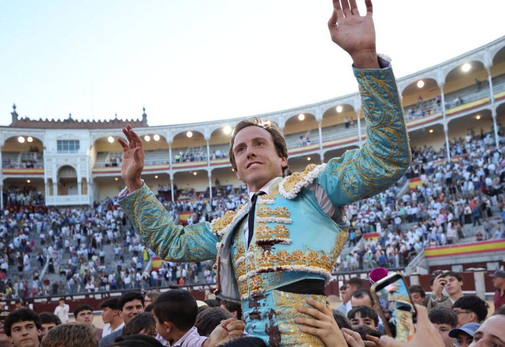 Puerta Grande para Román tras desorejar a un toro de Victorino Martín