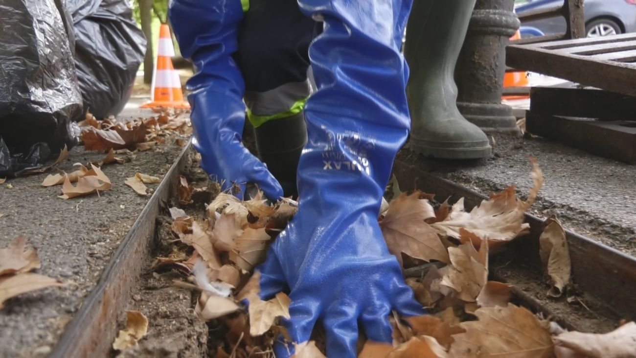 Móstoles intensifica limpieza de alcantarillas para prevenir inundaciones ante lluvias